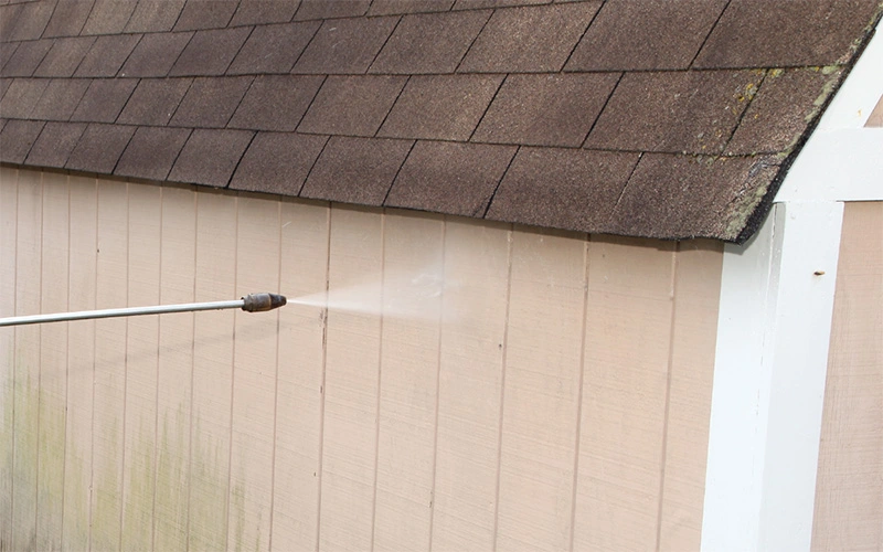 cleaning-vertical-siding-with-pressure-washer