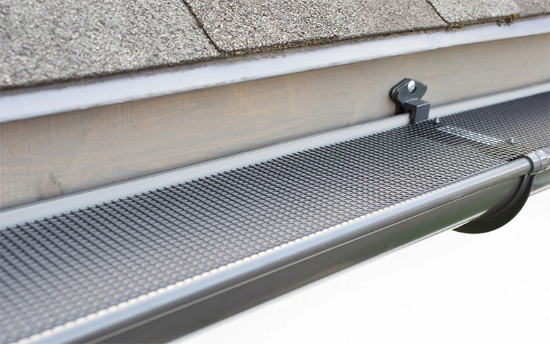 gutter-with-gutter-cover-to-protect-siding