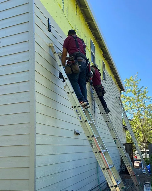 sister-siding-employees-installing-horizontal-siding-on-house