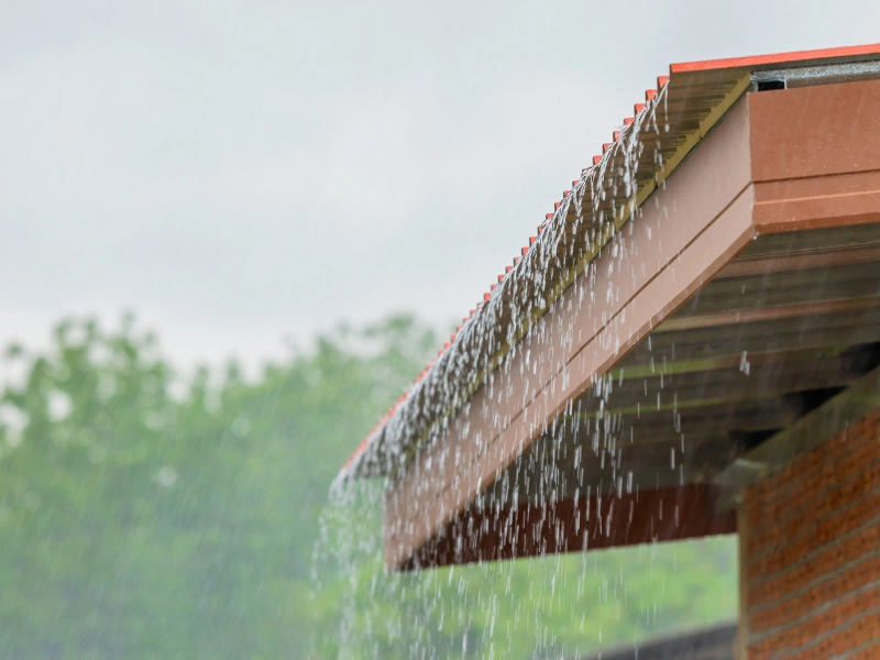 rain-on-house-roof-and-siding-in-oregon-during-the-spring