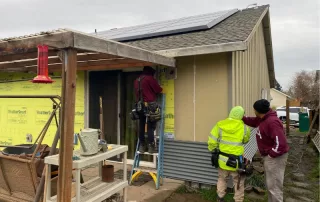 sister-siding-crew-working-on-siding-installation-in-the-portland-metro-area