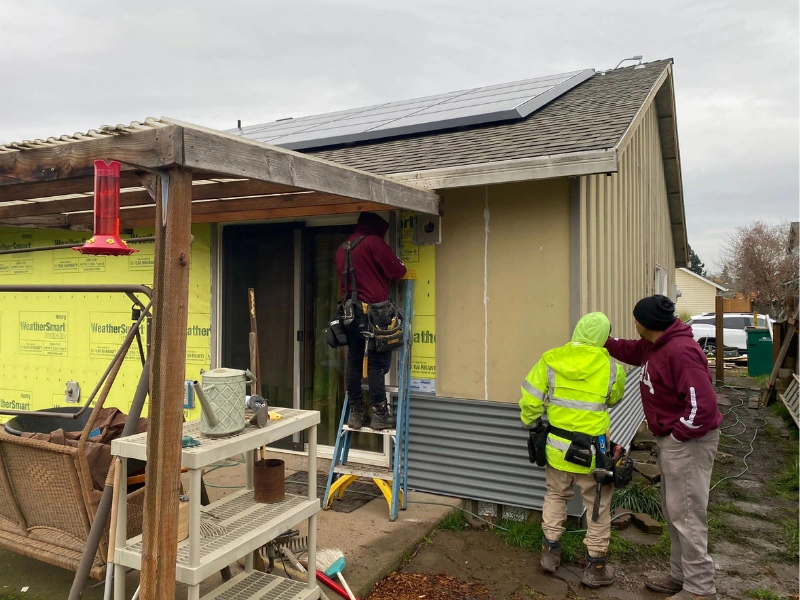 sister-siding-crew-working-on-siding-installation-in-the-portland-metro-area