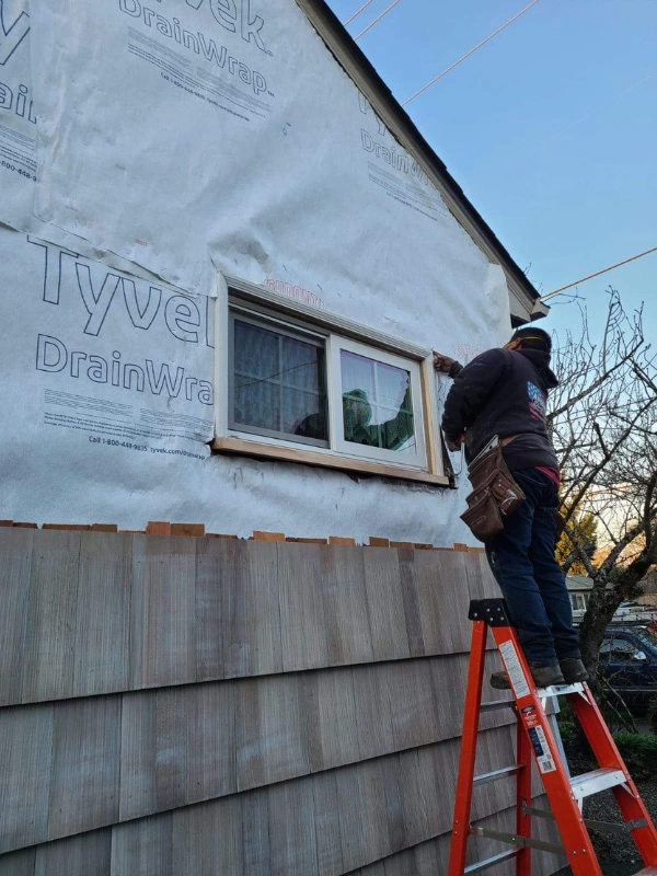 sister-siding-residential-siding-project-in-the-portland-metro-area-with-crew-member-working-on-siding-installation