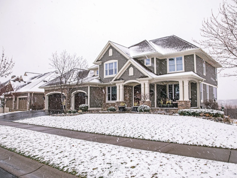 winter-siding-conditions-showing-home-being-snowed-on-in-oregon